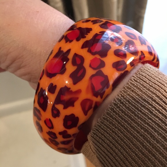 Orange leopard pattern lucite wide bracelet bangle - Picture 2 of 6